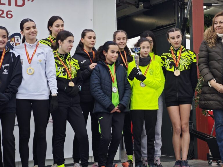 Atletas del Club Atletismo Puentecillas con medallas en el campeonato de campo a través