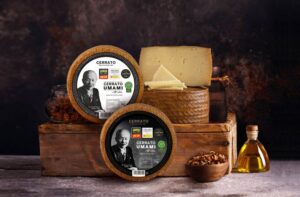 Queso Cerrato Umami con su packaging y otros quesos en una mesa