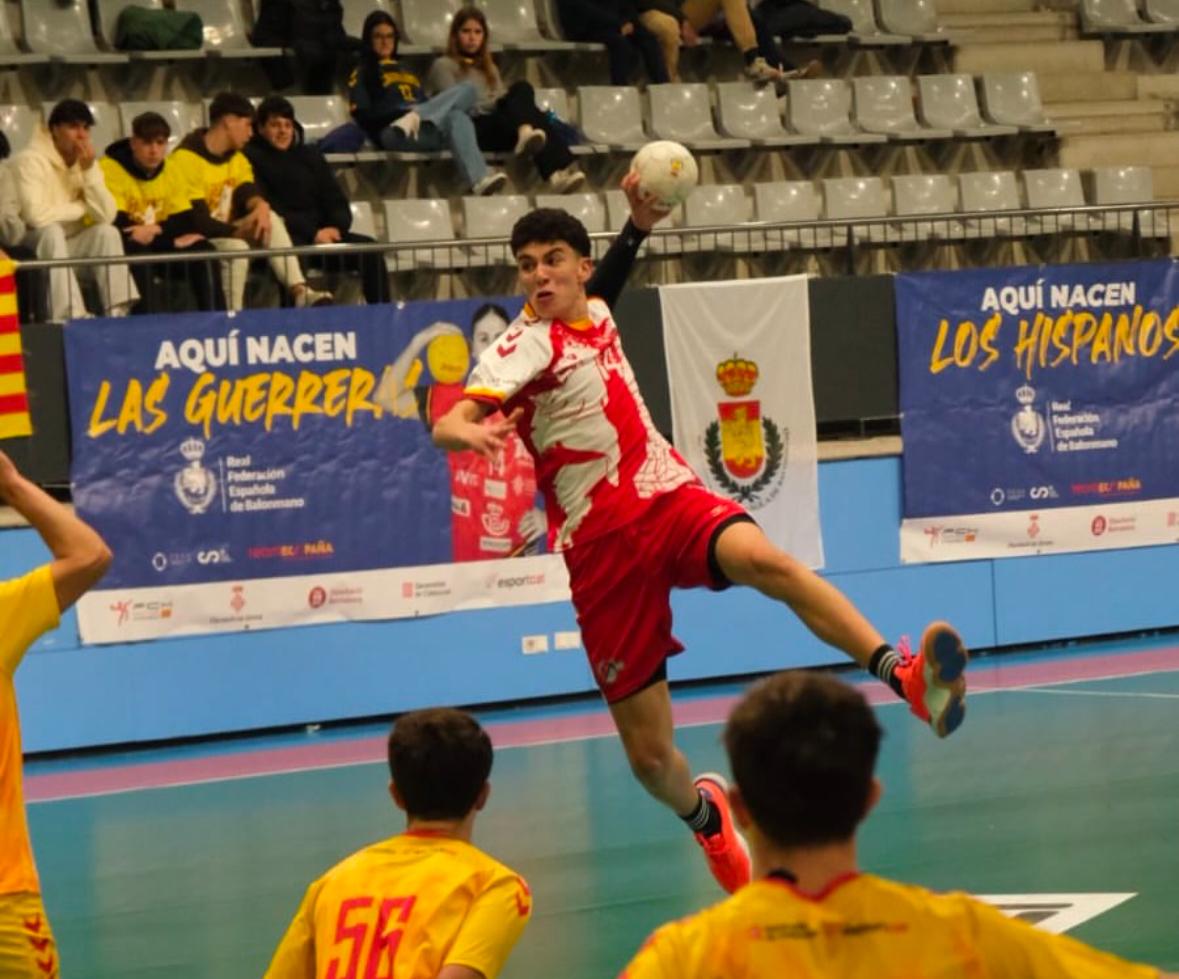 Jugador lanzando balón en partido de balonmano en 2026