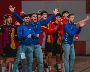 Jugadores y entrenadores celebrando en el Campeonato de España de Balonmano