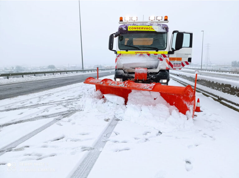 Máquina quitanieves en una carretera nevada en Castilla y León.