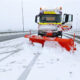 Máquina quitanieves en una carretera nevada en Castilla y León.