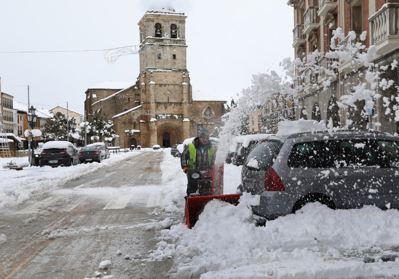 Operador limpiando nieve en una calle con quitanieves en Palencia