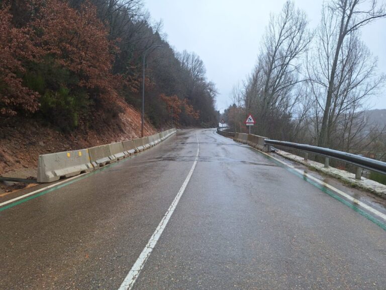 Vista de la carretera reabierta en Guardo tras un argayo