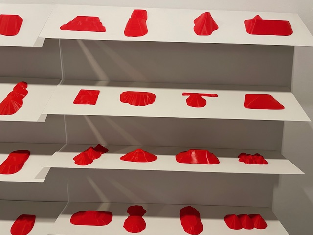 Estructuras rojas en una exposición de Jorge Yeregui sobre la naturaleza