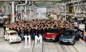Empleados de Renault en la fábrica de Valladolid celebran once millones de vehículos producidos