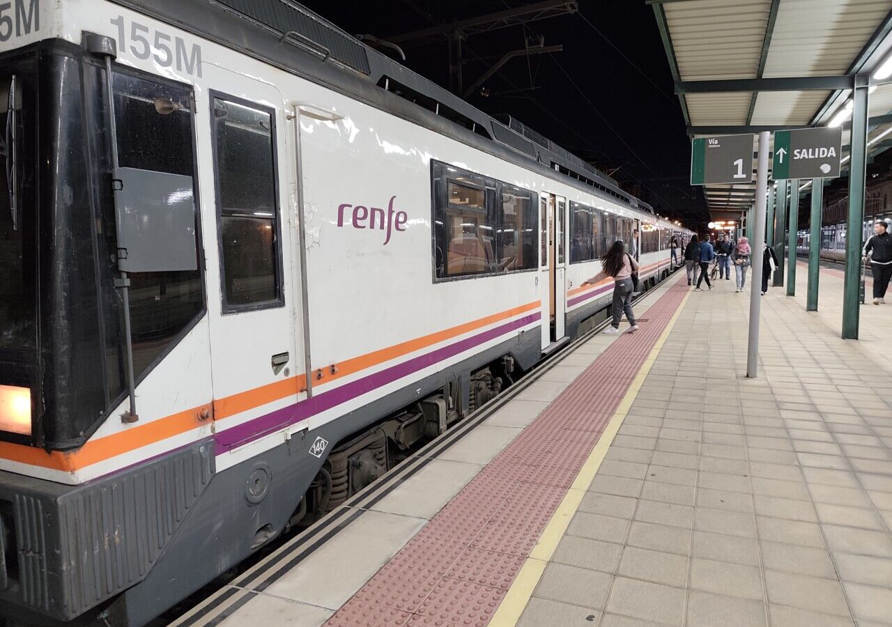 Tren de Renfe en la estación con pasajeros esperando