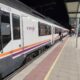 Tren de Renfe en la estación con pasajeros esperando