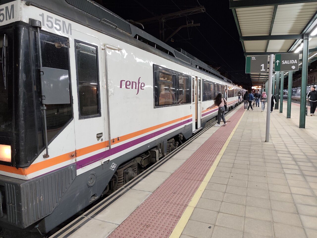 Tren de Renfe en la estación con pasajeros esperando