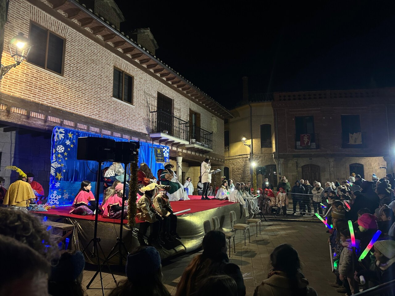Representación de los Reyes Magos en Astudillo con niños y público
