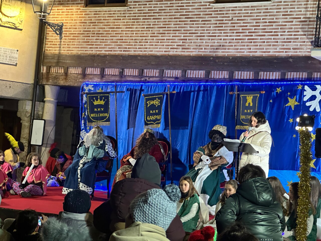 Representación de los Reyes Magos en Astudillo con niños presentes