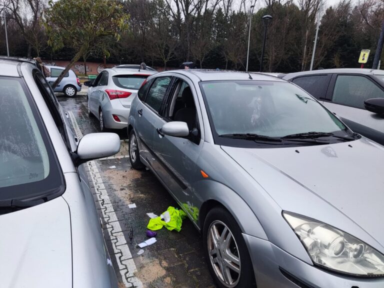 Coches vandalizados en el aparcamiento del Museo del Agua en Palencia