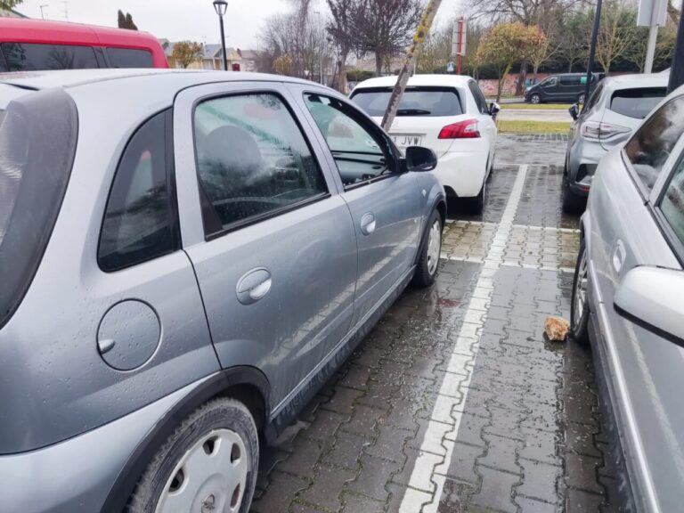 Coches estacionados en el aparcamiento del Museo del Agua en Palencia