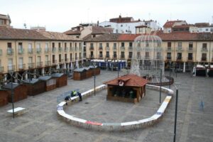 Plaza de San Francisco en Palencia con mesas para el roscón gigante