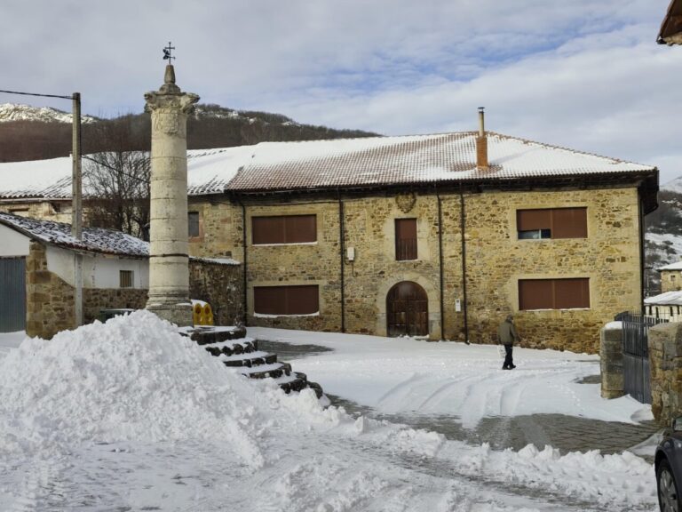 Vista de San Salvador cubierto de nieve en Castilla y León