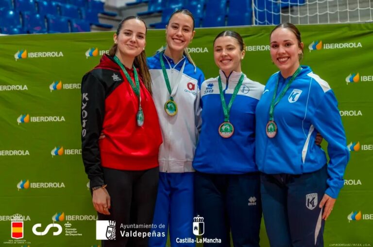 Sara Atienza y otras competidoras en el podio de karate con medallas.