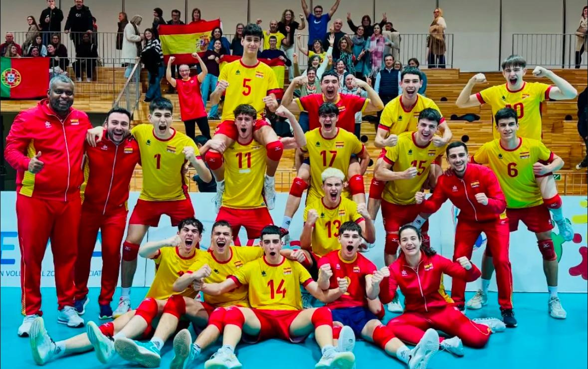 Celebración del equipo español sub18 masculino de voleibol tras ganar el torneo WEVZA