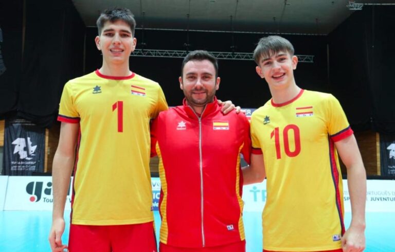 Jugadores de la selección española sub18 de voleibol posando en el torneo WEVZA