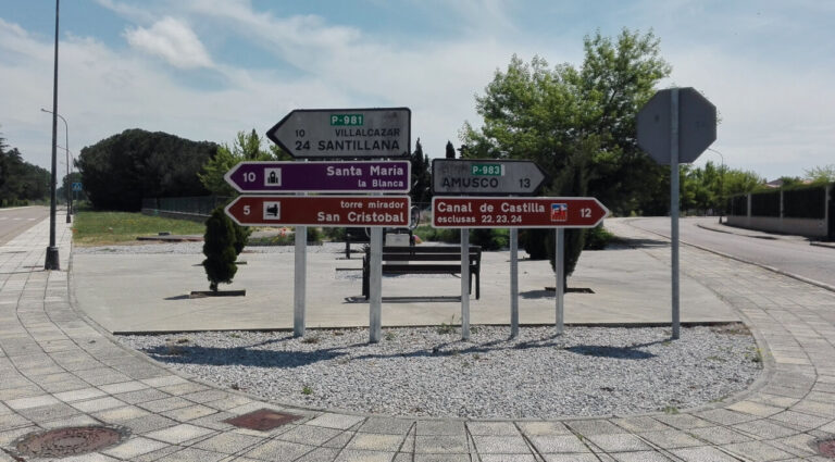 Señales turísticas en un cruce de caminos en Palencia