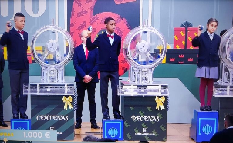 Niños sosteniendo bolas en el sorteo de El Niño