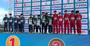 Equipo sub-16 masculino en el podio del campeonato de campo a través
