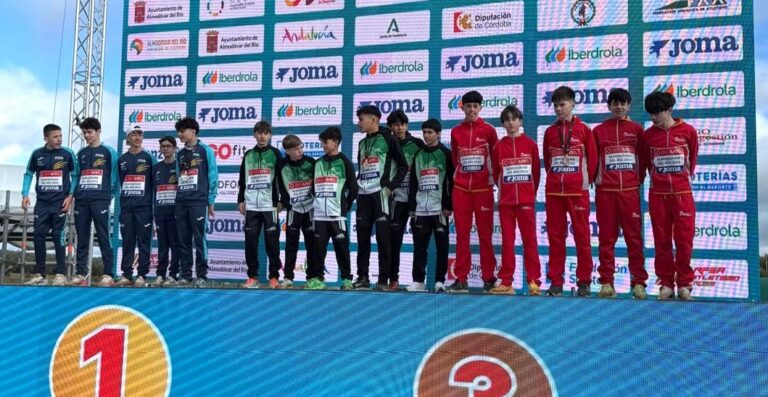 Equipo sub-16 masculino en el podio del campeonato de campo a través