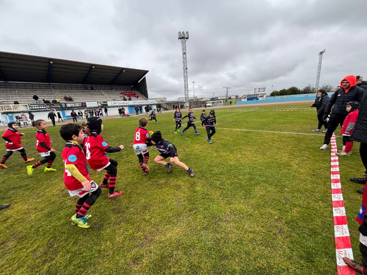 Niños jugando rugby en el Festival de Escuelas de Aranda de Duero