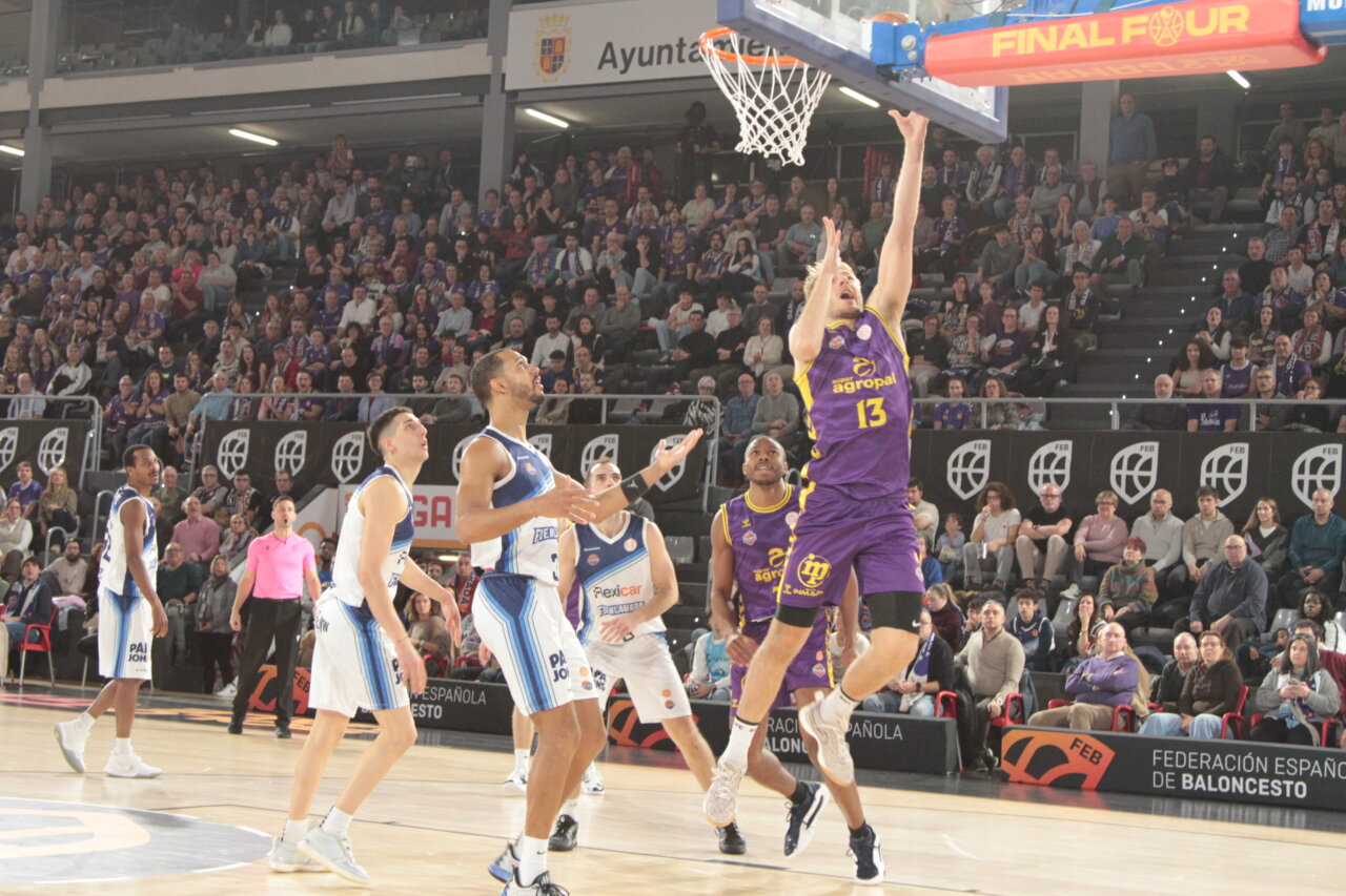 Jugador del Súper Agropal Palencia lanzando a canasta en un partido de baloncesto