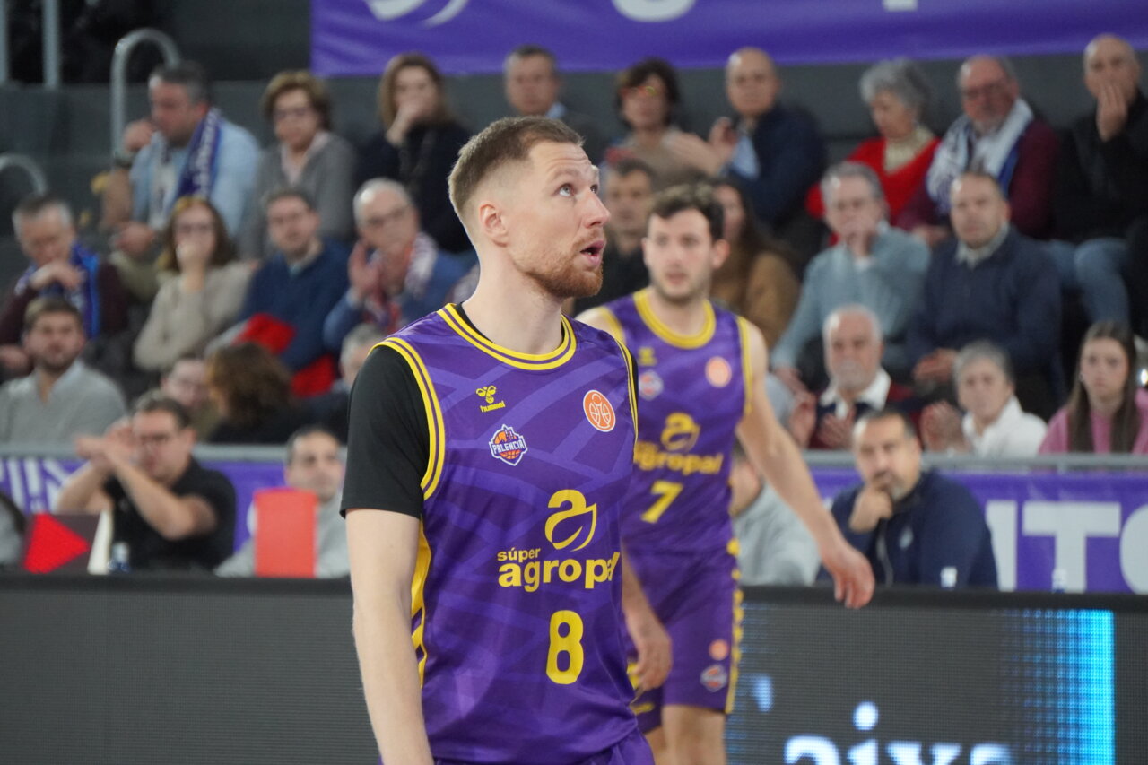 Jugador del Super Agropal Palencia en un partido de baloncesto