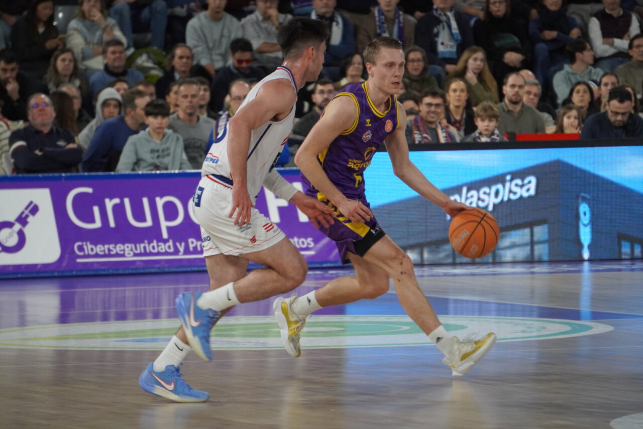 Jugadores de baloncesto compiten en el Pabellón Municipal de Deportes