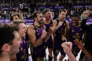 Jugadores del Súper Agropal celebrando una victoria en baloncesto
