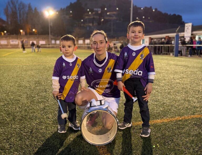 Javier y Sara León en un partido de fútbol femenino con un tambor