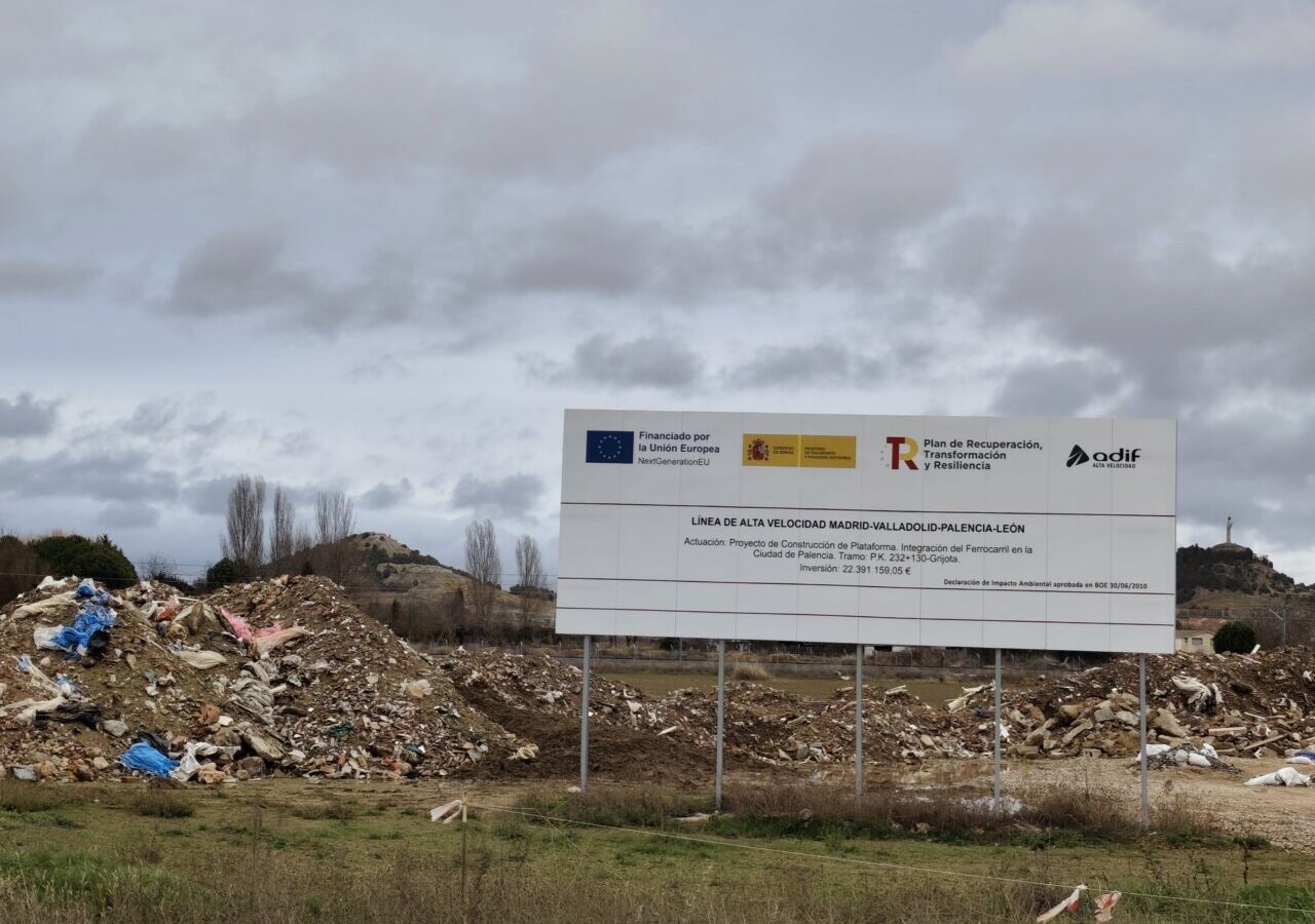 Montón de tierras contaminadas en obras del AVE en Palencia