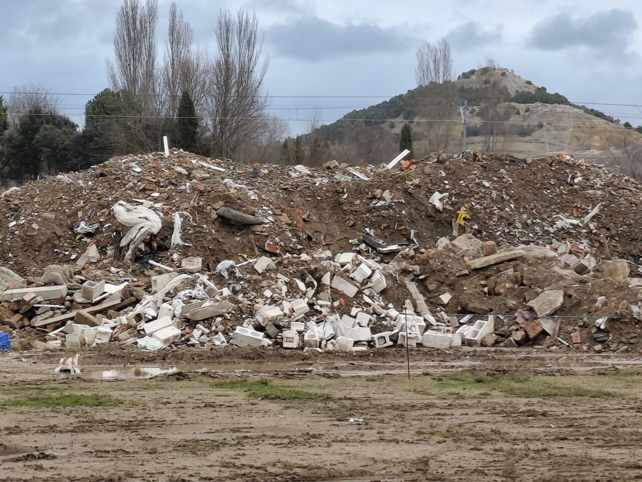 Montón de tierras contaminadas en un vertedero incontrolado en Palencia