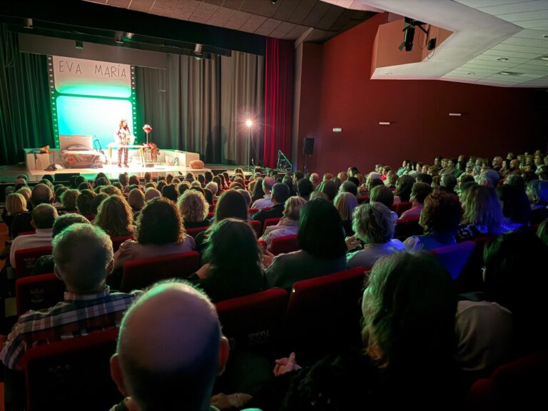 Toni Acosta en el escenario durante la entrega del Premio AMGu en Guardo