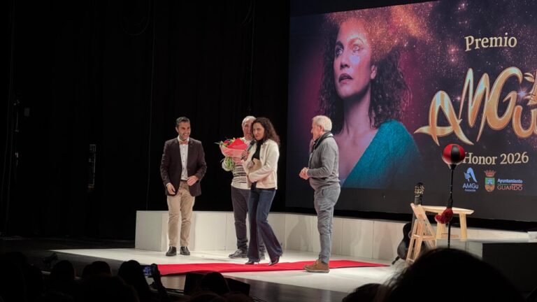 Toni Acosta recibiendo el Premio AMGu de Honor en Guardo