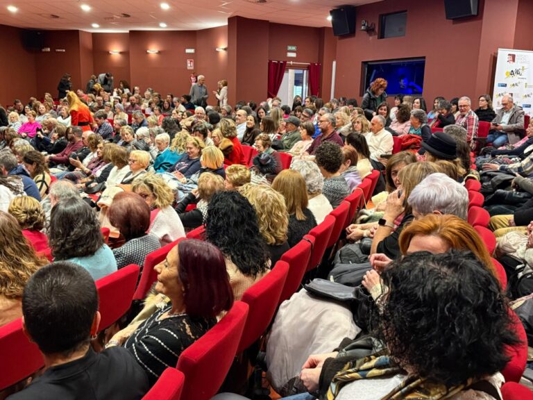 Público aplaudiendo en el Auditorio Municipal de Guardo durante el evento