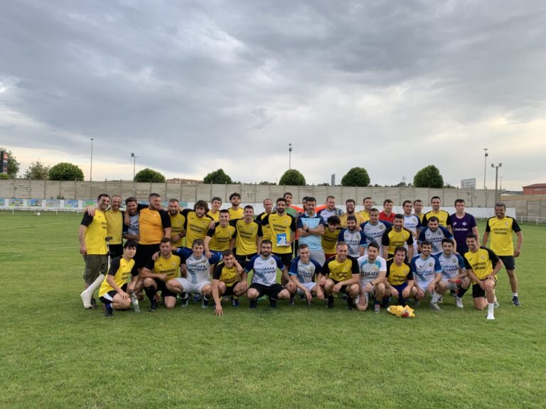 Jugadores de fútbol posando en el campo tras un partido del torneo provincial