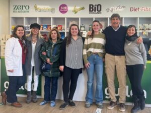 Grupo de trabajadoras y responsables en la tienda de Galletas Gullón