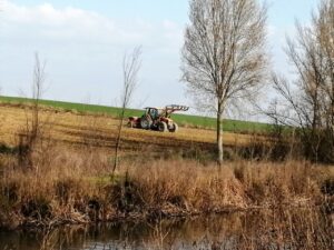 Tractor trabajando en un campo de Palencia