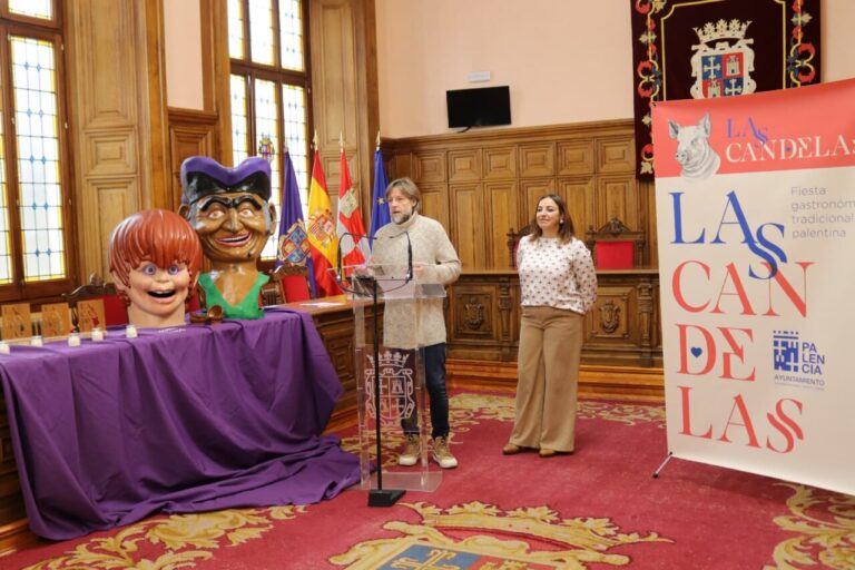 Presentación de la festividad de Las Candelas en Palencia con personajes tradicionales.