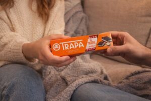 Estuche de bombones Cuatro Cortados Avellana de Trapa en manos