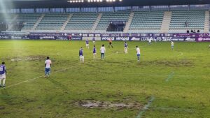 Jugadores en el campo durante un partido de fútbol en Palencia