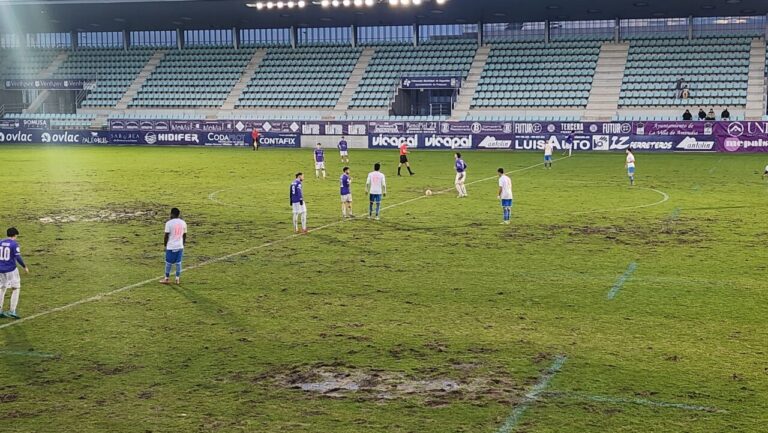 Jugadores en el campo durante un partido de fútbol en Palencia