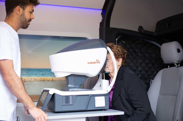 Mujer realizando una revisión ocular en unidad móvil de Recoletas Salud