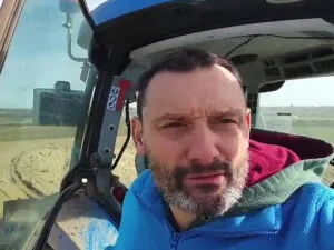 Hombre en tractor hablando sobre la defensa del campo en Palencia