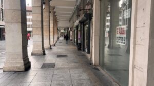Calle con locales vacíos y cartel de alquiler en Palencia