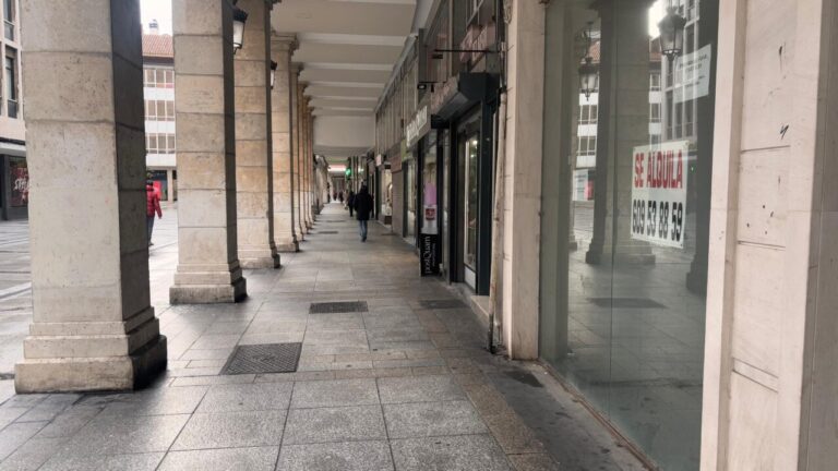 Calle con locales vacíos y cartel de alquiler en Palencia