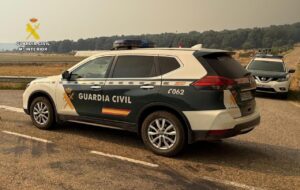 Vehículo de la Guardia Civil estacionado en una carretera