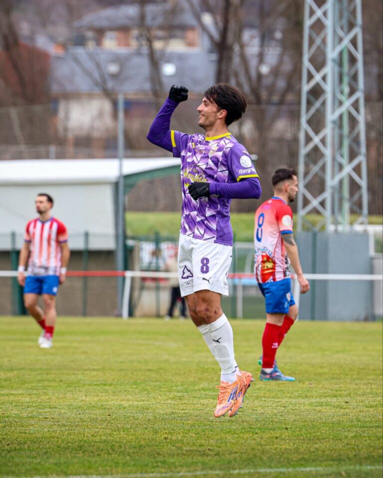 Jugador del Palencia CF celebrando un gol en el partido contra Bembibre